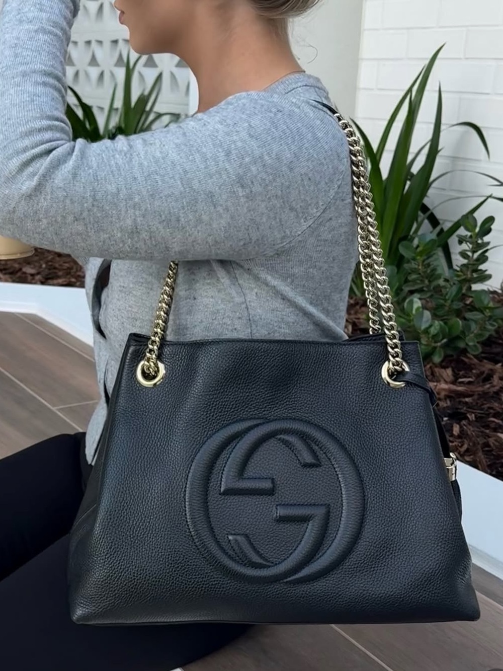 Authentic Gucci Soho shoulder bag black leather gold chain straps medium w box